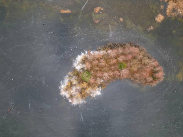 Île lac gelé drone